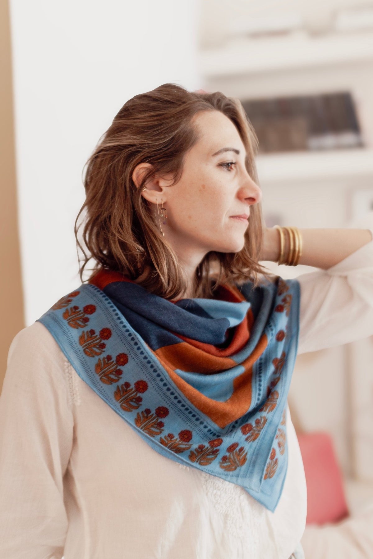 Foulard Carré Vintage BOUCHARA 110x110 Cm - Satin Polyester Coloré Fond Bleu, Très Bon état
