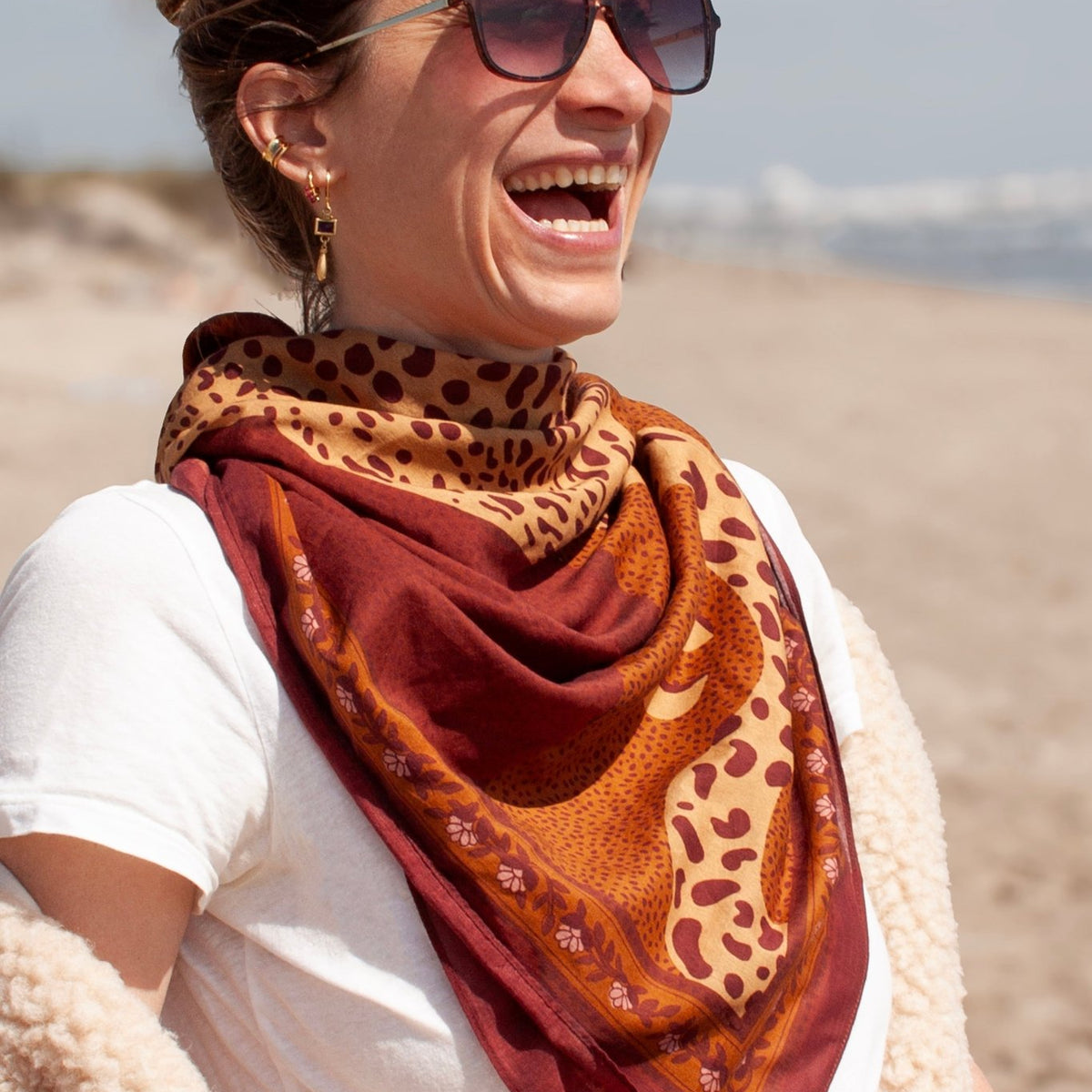 Foulard Grand Carré Satin de Soie Motifs Léopards Noir et Or